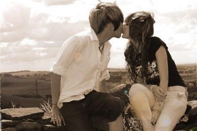 非主流亲吻情侣图片:【寻情侣图片】在沙发上接吻的非主流图片