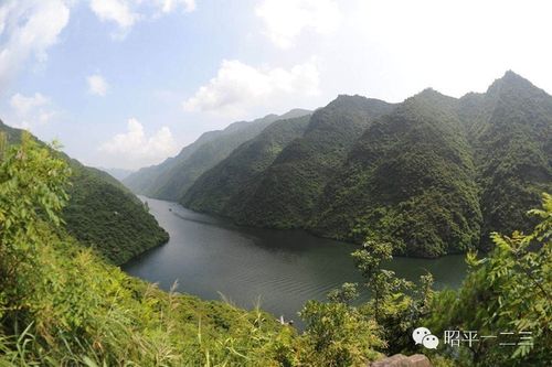 昭平至马圣石峡二级路 昭平镇马圣村紧靠县城,发展