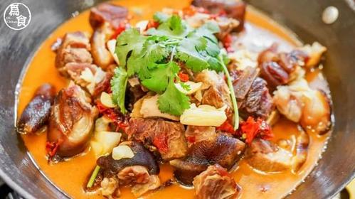 "吊锅"是湘菜中一种非常经典特色的做法,腊肉腊肠吃多了,腊猪蹄你试