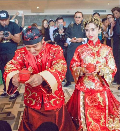 的婚礼咖咖也只有羡慕的份呀,黄晓明和baby也同样举行了中式婚礼仪式