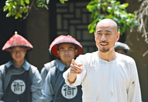 于成龙:官服的丢失成了他的一块心病,看到县丞的官服眼睛直了