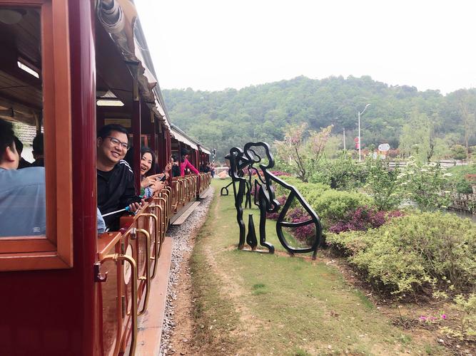 写美篇第四天:上午参观安吉县递铺街道鲁家村,这是中国首个家庭农场
