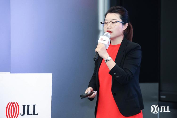 仲量联行成都商业地产部总监邓艳萍在研讨会上对2021年上半年成都办公