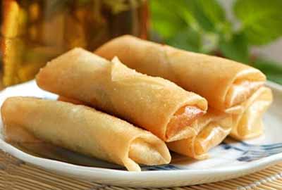 春卷(资料图) 春卷的由来:由春盘的习俗演变而成 春卷是由古代立春之