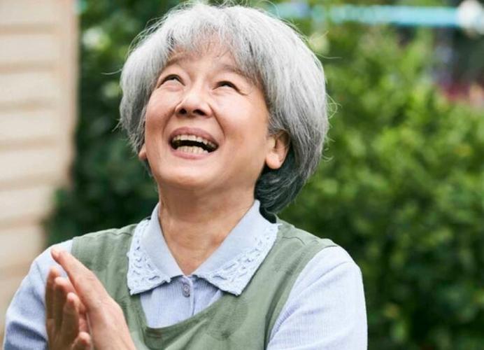 田中裕子变银发族没包袱人生下半场活出第二人生