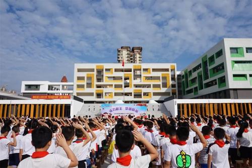 河源中小学生为祖国升国旗安全教育唱响开学第一课