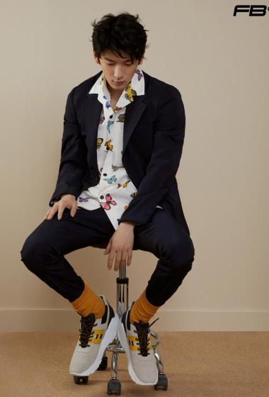 刘芮麟黑色西装帅气写真图片