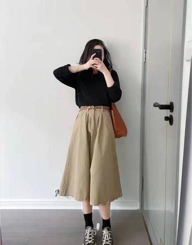 卡其色裙子搭配什么颜色上衣好看