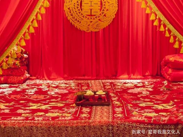 有些地区有所谓新婚"安床"的习俗.