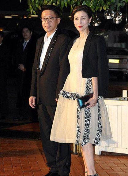 阔太李嘉欣近照露出香肩,简直不要太迷人!51岁的她依旧年轻且气