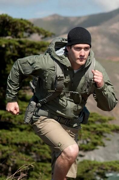 求一张图,是两个穿着迷彩服的人做出冲锋动作,是属于爱国方面的,急!