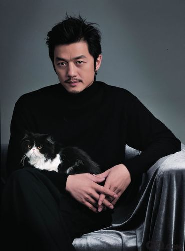 李亚鹏彻底息影原因:专注经商及慈善事业李亚鹏是内地演艺圈第一代