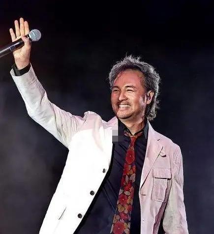 童安格:靠爱国歌曲《把根留住》大火,却入了外籍,如今