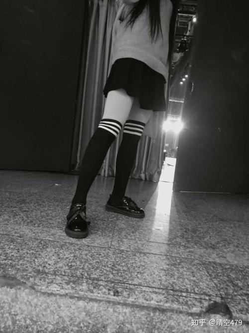 穿jk制服腿粗应该配小腿袜还是过膝袜