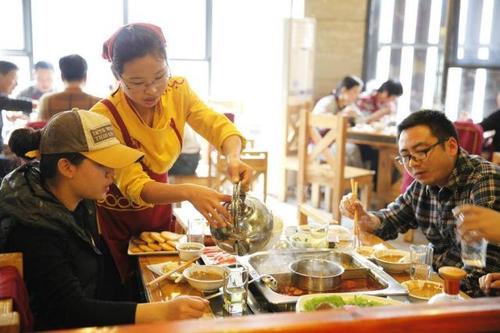 高清:80后研究生弃事业单位工作变身服务员