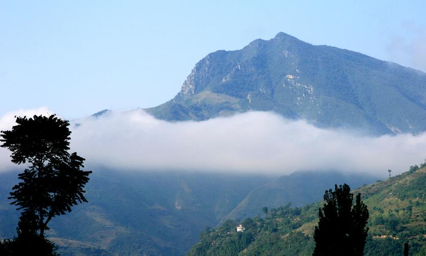 吕河镇与桂花乡交界的大黑山毛公山