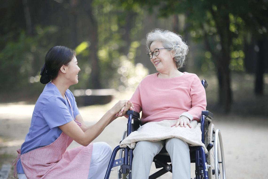 兴宏信养老护工如何与老年人沟通