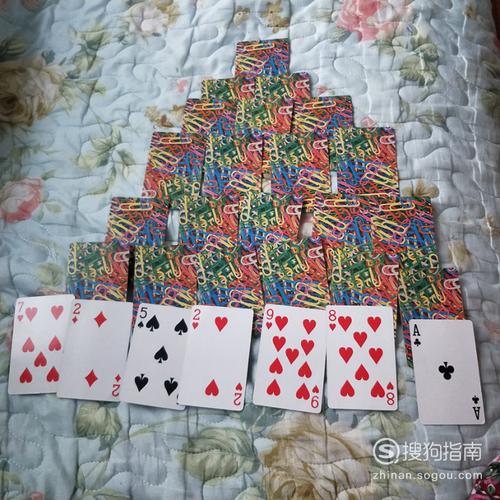 【步骤01】我们拿出一副完整的扑克牌,然后去除图中的两张.