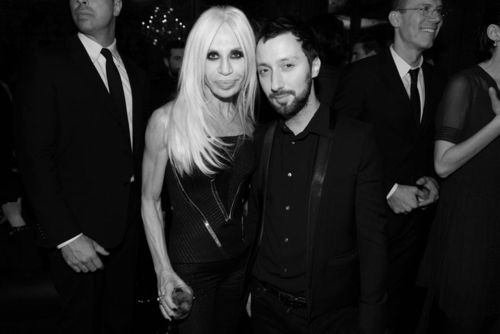 versace范思哲确认anthony vaccarello 成为 versus 第二位客座设计师