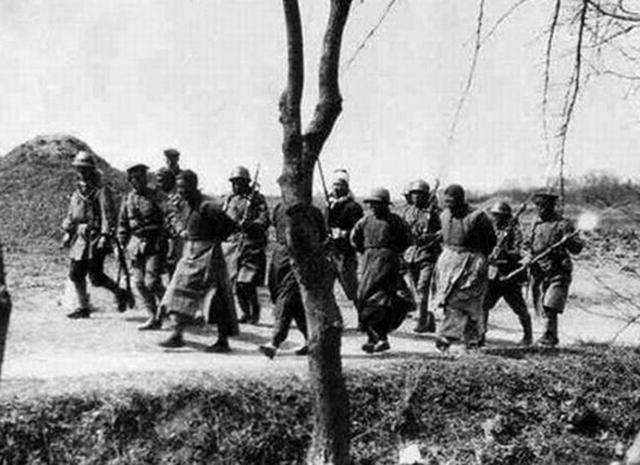 日本鬼子老照片:图2鬼子炮轰中华门,图6是百姓跪着迎接鬼子!