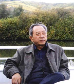 1942年出生,河北沧州南皮人(祖籍山东莱阳).晚号,醉翁.