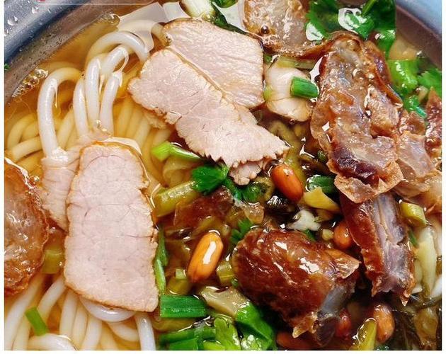 叉烧粉,有点像桂林米粉的吃法