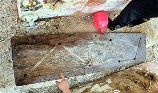 社会万象 > 七星巨棺揭秘:内棺底板发现北斗七星(图)  由于下葬时棺内