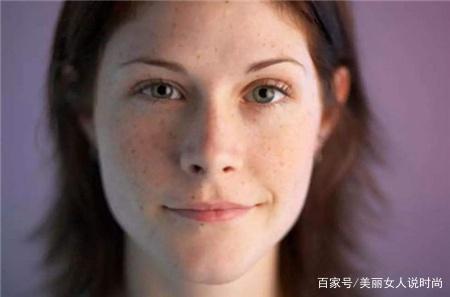 女人脸上长色斑,又丑又老,生姜加它来擦脸,淡斑美白