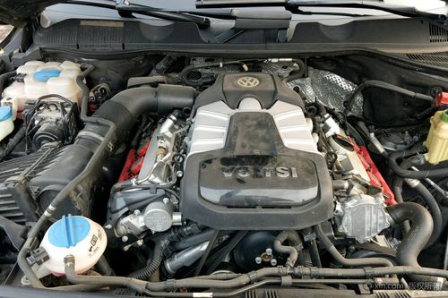 大众途锐发动机舱