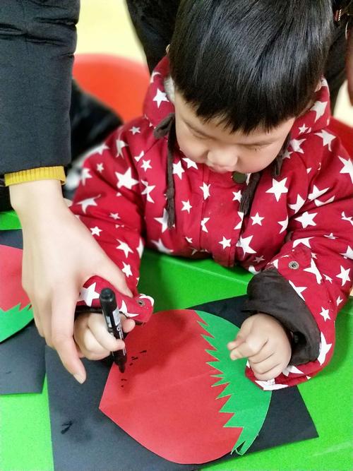 稻禾田双语早托班手工课——《草莓》