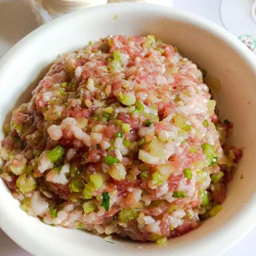 by 丽彩(五谷杂粮) 下午休息,大宝说想吃芹菜猪肉馅的蒸饺,不要胡萝卜