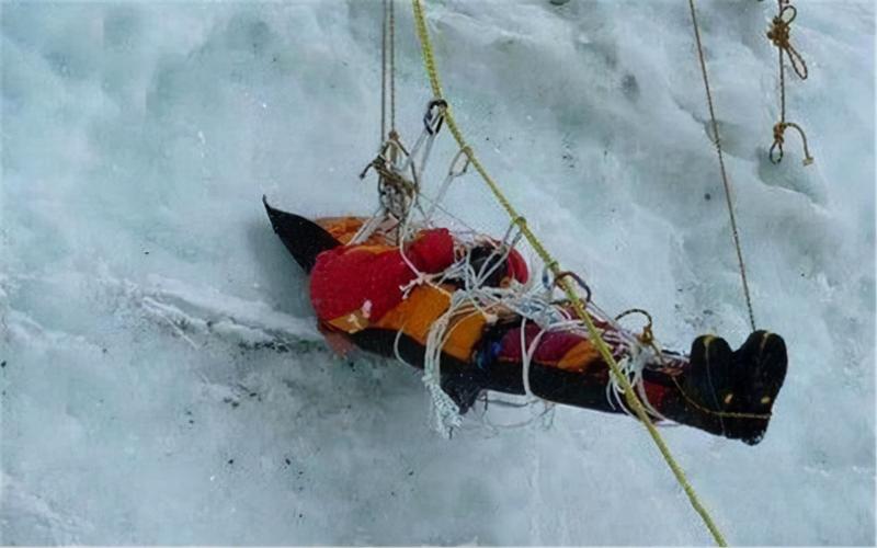 珠峰著名遇难者绿靴子20多年都没人敢将他搬下山究竟为何