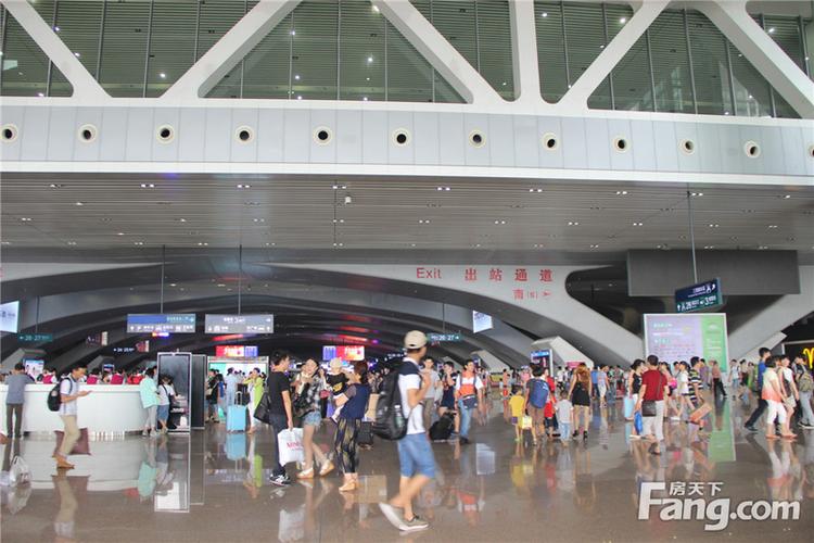 广州地铁7号线的广州南站站点的施工工地与广州南站仅一路之隔,小编