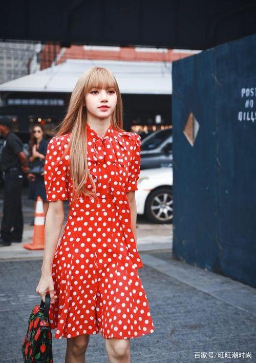 blackpink lisa最爱波点和碎花,身着小礼服青春洋溢,甜美可人