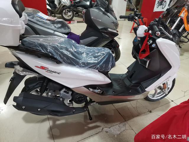 昨天去摩托车市场看了一下,发现了一辆南雅125-50a的摩托,外观漂亮