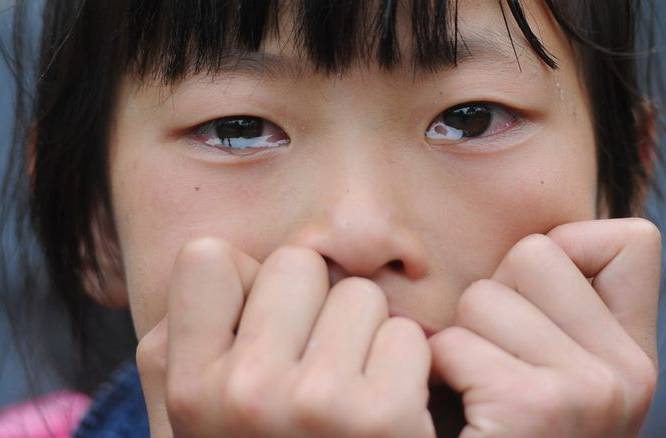 父母含恨远走他乡留守儿童泪撒南丰