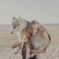 欧美女生抱狗头像_微信头像图片大全