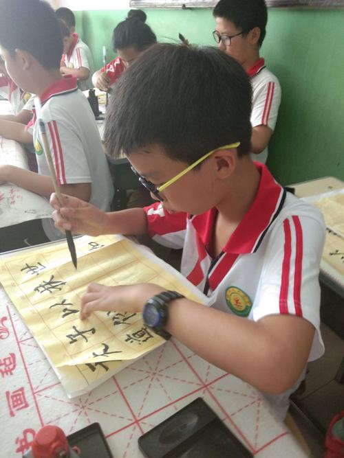 云山起翰墨,星斗焕文章.三义小学四七班书法课堂