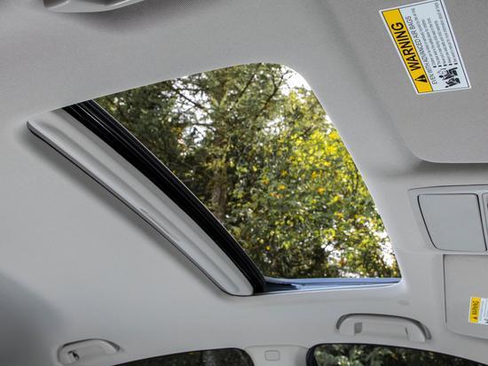 未配备全景天窗是个不大不小的遗憾,或许是由于溜背造型的限制所致