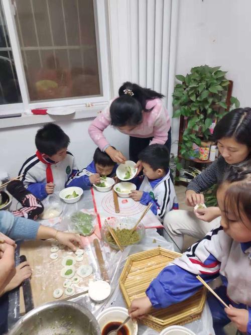 二(12)班"雏鹰社团"喜迎冬至亲子包饺子活动