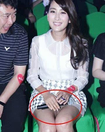 活动现场马苏身穿超短裤,台下落座是紧捂大腿,严防偷拍走光,然而尴尬