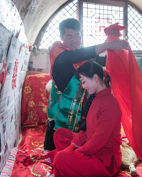 为了传承行将消失的陕北婚俗