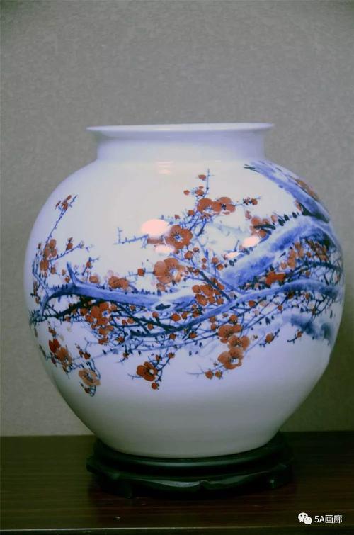现任景德镇官窑瓷画院院长,教授;上海交通大学客座教授,人力资源及
