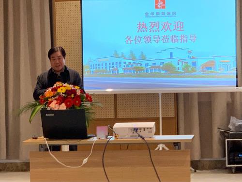 医院院长王永兴向老领导们详细介绍了康复医院的医疗理念,设施设备