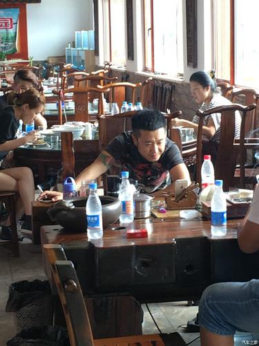 来个正面照,这该看出来了吧!顽皮哥呀,有木有.