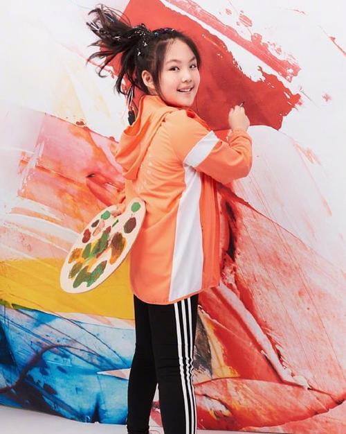 王诗龄长大后堪比"整容",拿睡衣当裙子穿,这腿比孔雪儿的还粗