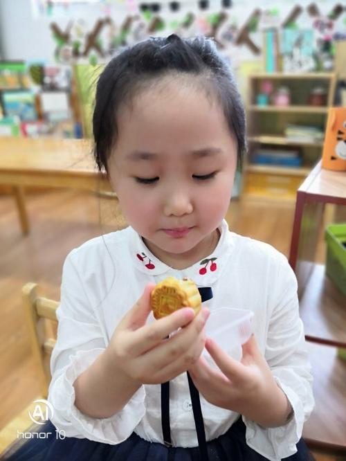 我们细细品尝月饼,大家一起吃月饼真是太有意思了.