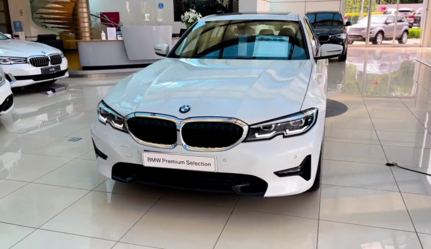 2022款宝马3系320i白色版外观内