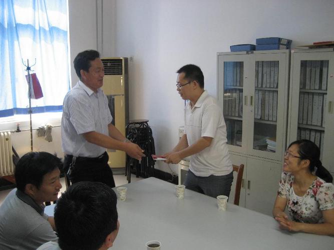 校党委副书记,工会主席贾国强向吴君晓老师发放困难帮扶资金校党委副