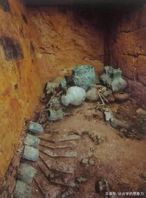 深夜他们挖地道钻进古墓,幽闭两千年的主棺室,却让他们不寒而栗